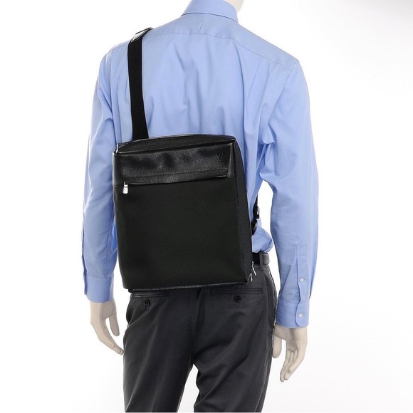 Authentic Men’s Louis Vuitton Taiga Satan (Large) - Picture 6 of 11